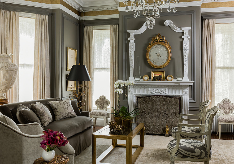 На фото: парадная гостиная комната в классическом стиле с серыми стенами, стандартным камином и красивыми шторами с