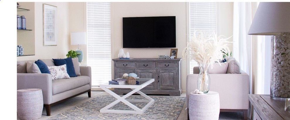 Свежая идея для дизайна: открытая гостиная комната среднего размера в морском стиле с ковровым покрытием и телевизором на стене - отличное фото интерьера