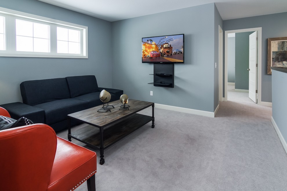 Diseño de salón para visitas abierto tradicional renovado de tamaño medio sin chimenea con paredes azules, moqueta y televisor colgado en la pared