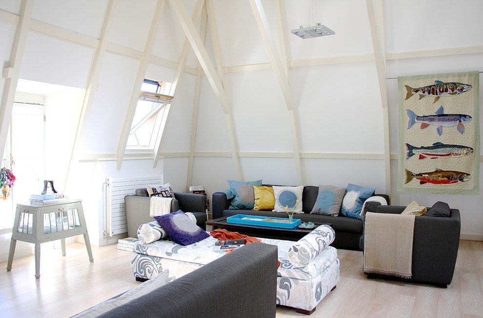 Stilmix Wohnzimmer mit weißer Wandfarbe und hellem Holzboden in Amsterdam
