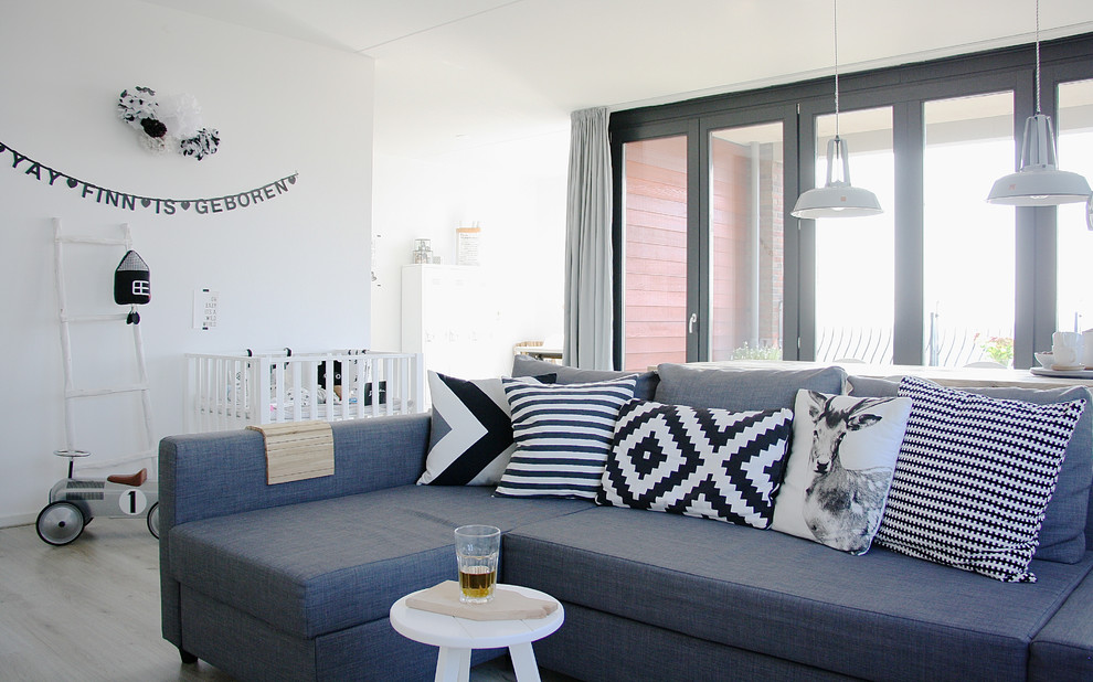 Источник вдохновения для домашнего уюта: гостиная комната в скандинавском стиле с белыми стенами