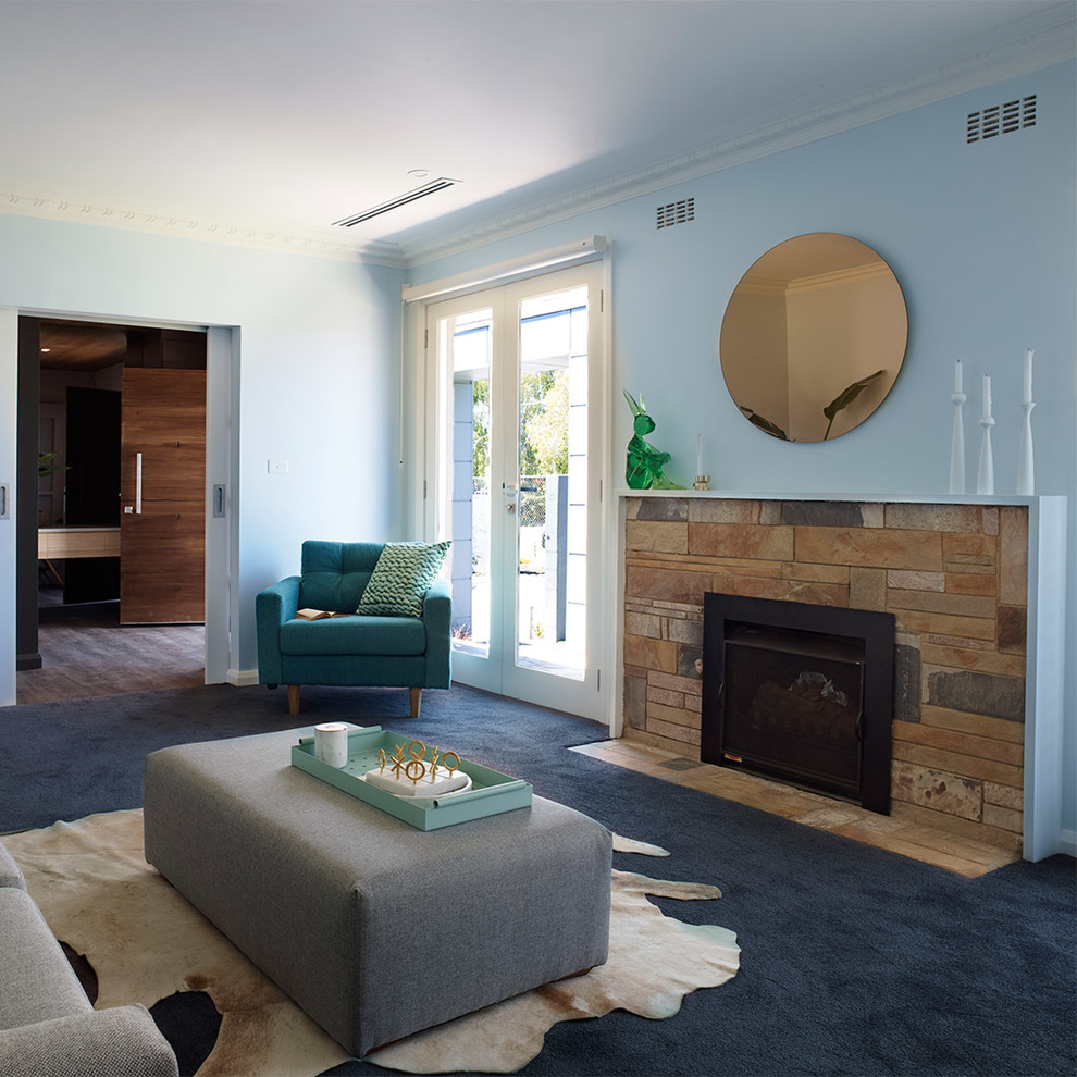 Esempio di un soggiorno minimal di medie dimensioni e chiuso con sala formale, pareti blu, moquette, camino classico e cornice del camino in pietra