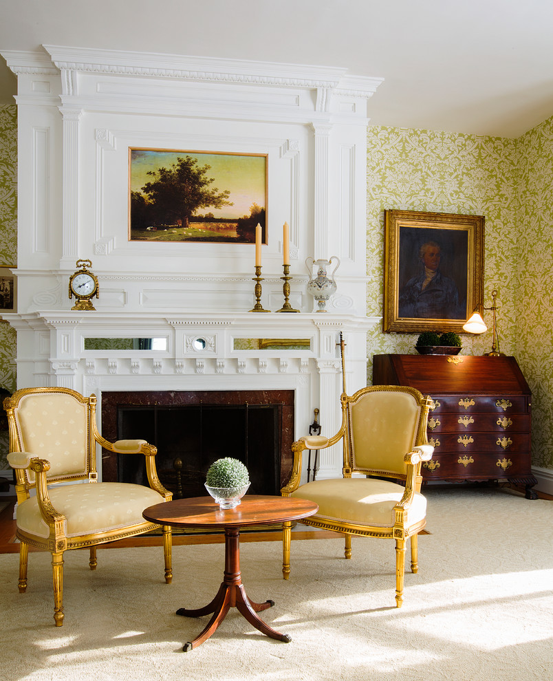 Inspiration för klassiska vardagsrum, med en standard öppen spis och gröna väggar