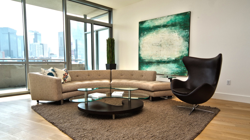 Mittelgroßes, Repräsentatives, Fernseherloses, Offenes Modernes Wohnzimmer ohne Kamin mit beiger Wandfarbe und hellem Holzboden in Dallas