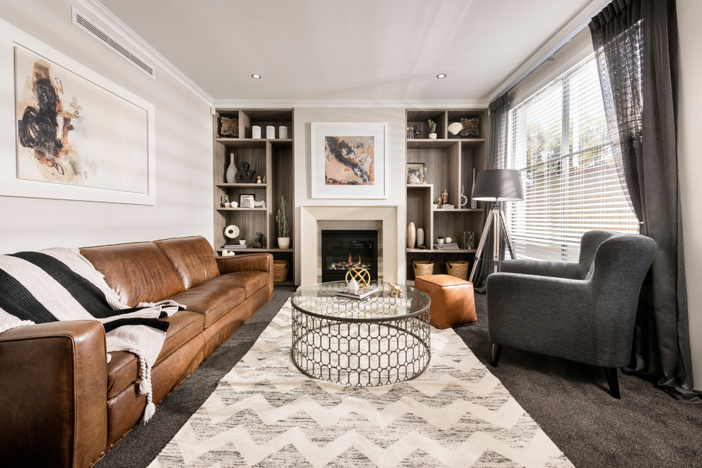 Foto di un soggiorno classico di medie dimensioni con moquette, sala formale, camino classico e nessuna TV