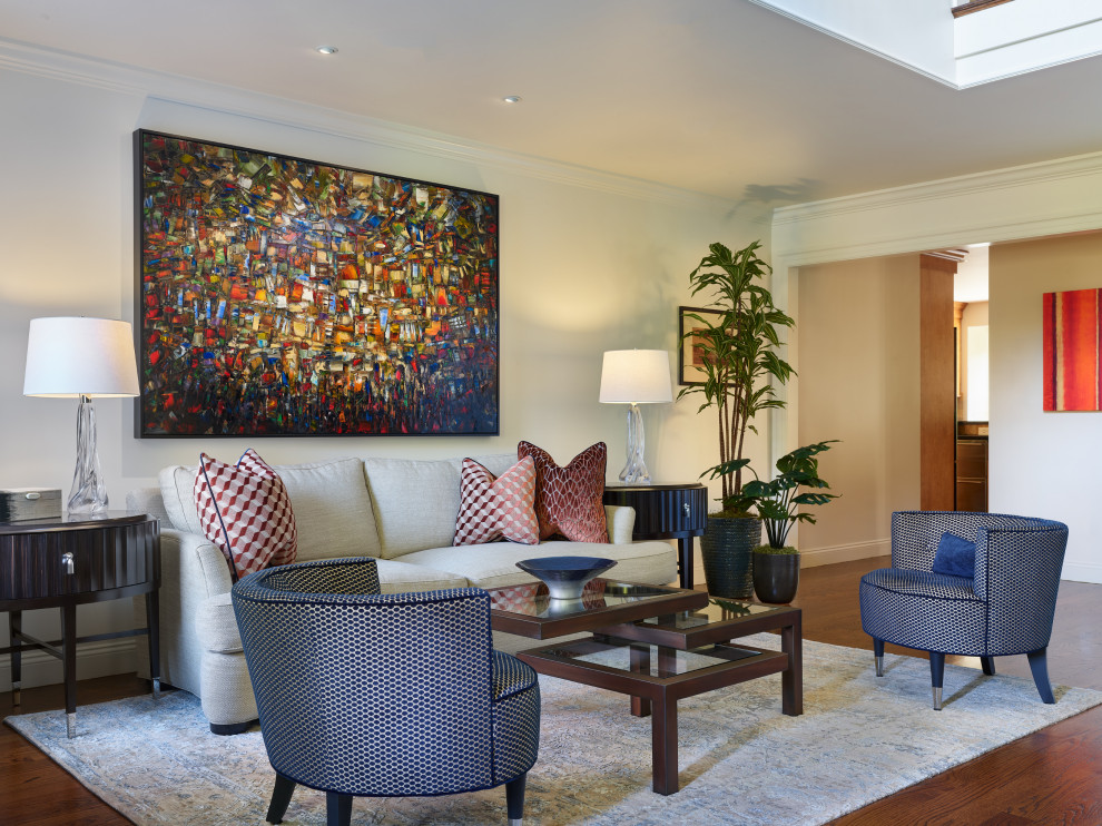Ejemplo de salón para visitas abierto clásico renovado de tamaño medio sin televisor con paredes beige, suelo de madera en tonos medios y suelo marrón