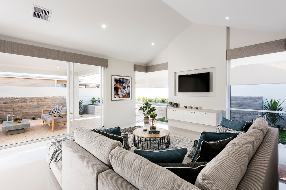 Foto di un grande soggiorno classico aperto con pavimento in gres porcellanato e TV a parete