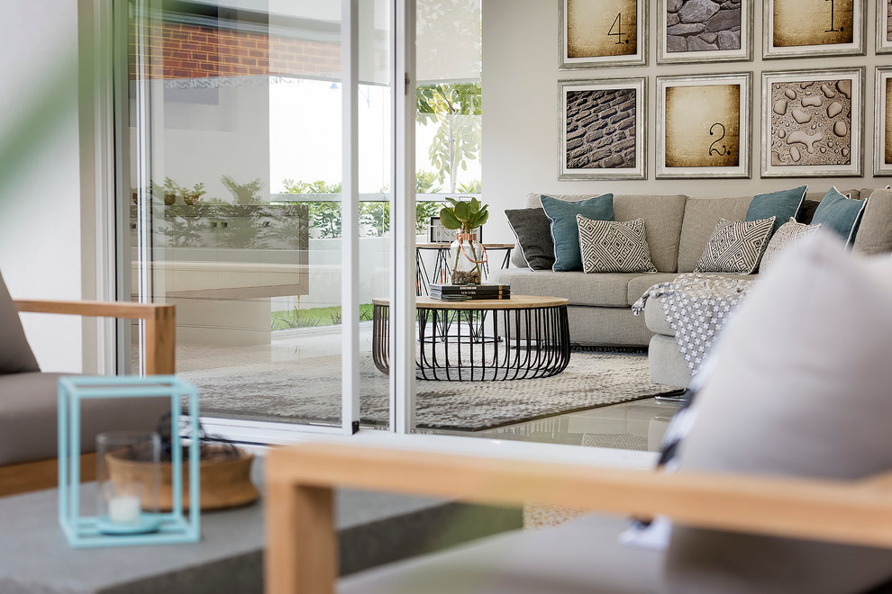 Immagine di un grande soggiorno minimalista aperto con pavimento in gres porcellanato e TV a parete