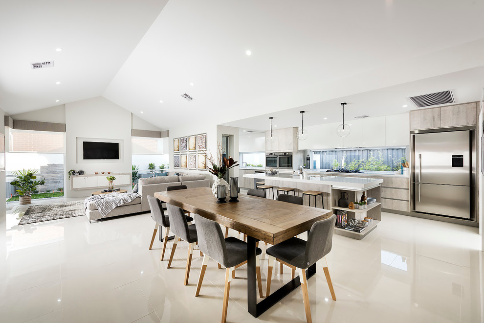 Großes, Offenes Modernes Wohnzimmer mit Porzellan-Bodenfliesen und TV-Wand in Perth