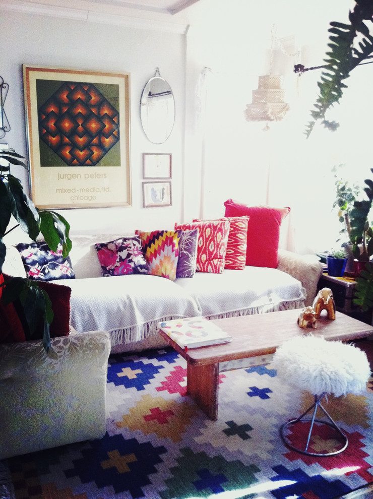 На фото: гостиная комната в стиле фьюжн