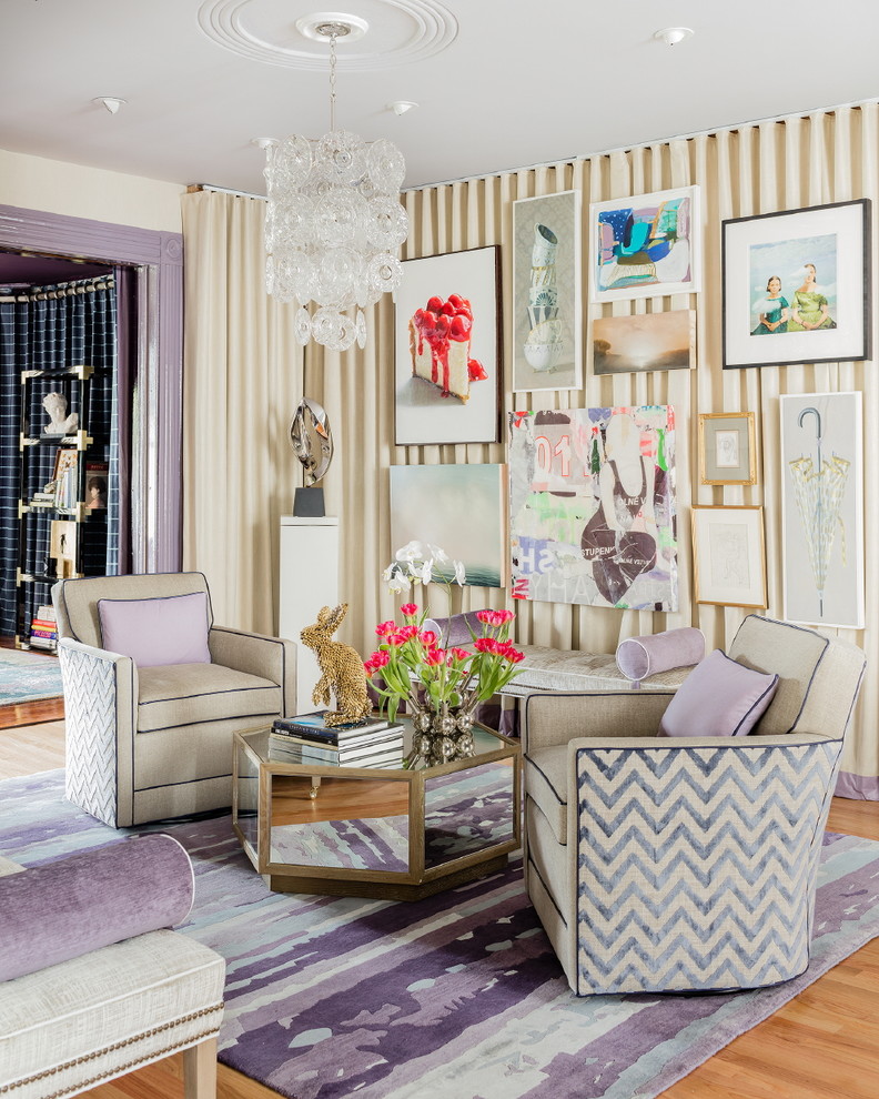Пример оригинального дизайна: парадная гостиная комната в стиле неоклассика (современная классика) с ковром на полу