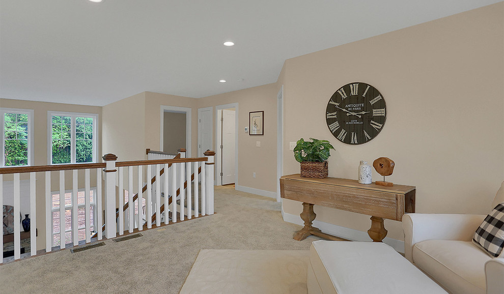 Idee per un ampio soggiorno classico stile loft con pareti grigie, moquette e pavimento beige