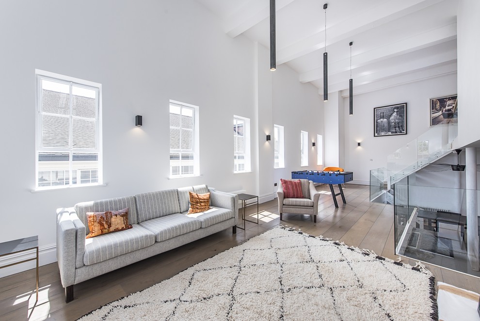 Ispirazione per un grande soggiorno moderno con pareti bianche e pavimento in legno massello medio
