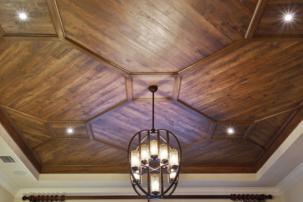 Diseño de salón para visitas abierto clásico renovado grande con paredes grises, suelo de madera en tonos medios y televisor colgado en la pared
