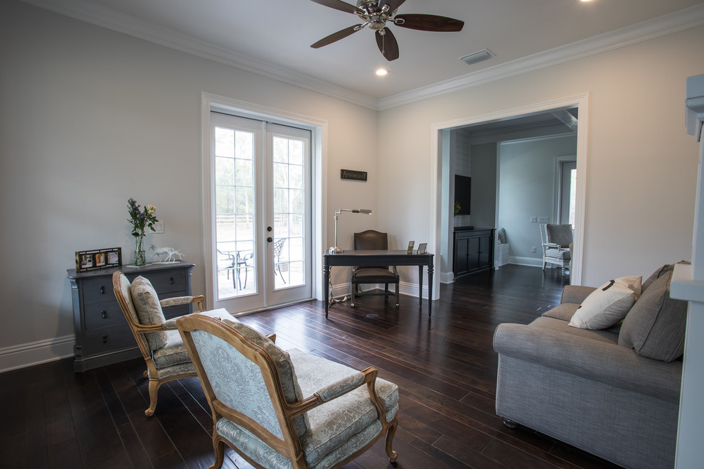Mittelgroßes, Offenes Landhausstil Wohnzimmer mit grauer Wandfarbe und dunklem Holzboden in Orlando