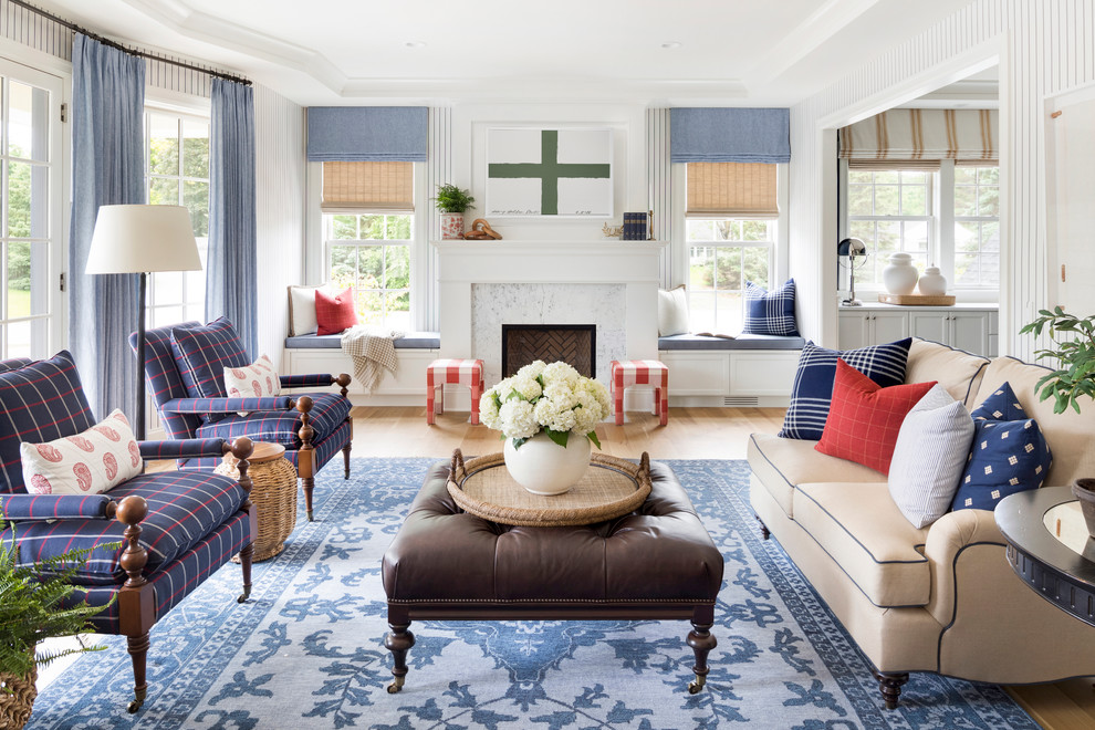 Foto di un soggiorno stile marinaro con sala formale, pareti bianche, parquet chiaro, camino classico, nessuna TV e tappeto