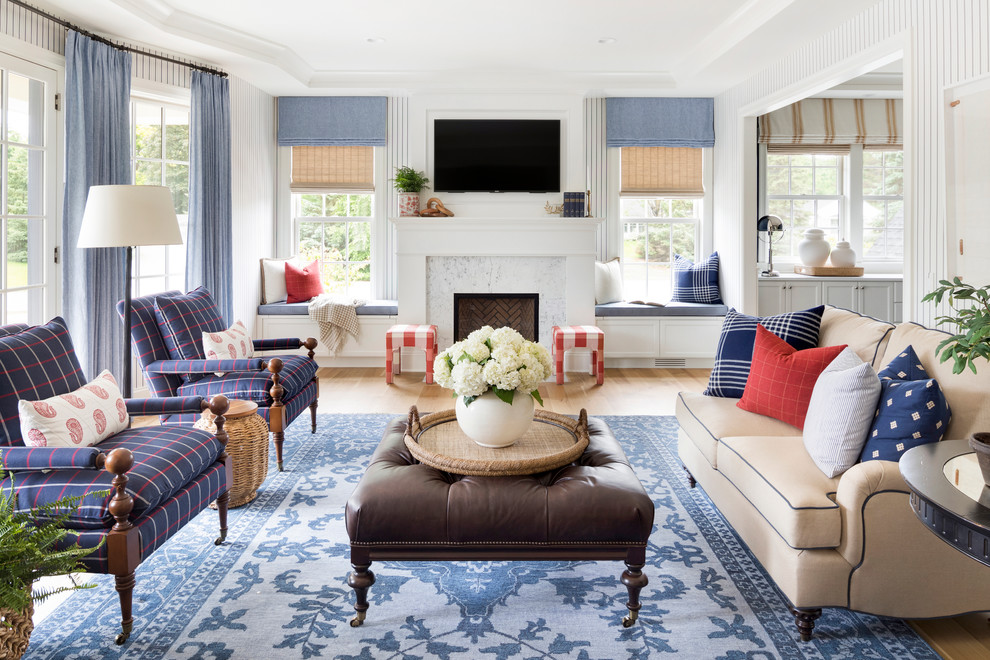 Пример оригинального дизайна: большая открытая гостиная комната в морском стиле с белыми стенами, коричневым полом, паркетным полом среднего тона, стандартным камином, фасадом камина из камня, телевизором на стене и синими шторами
