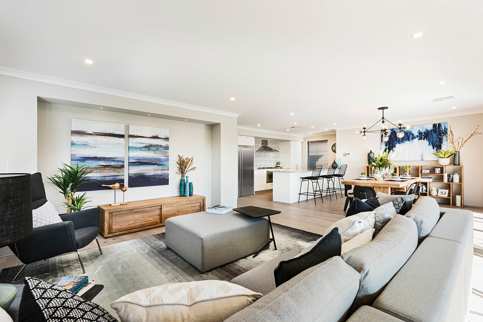 Großes, Offenes Modernes Wohnzimmer mit weißer Wandfarbe und hellem Holzboden in Perth