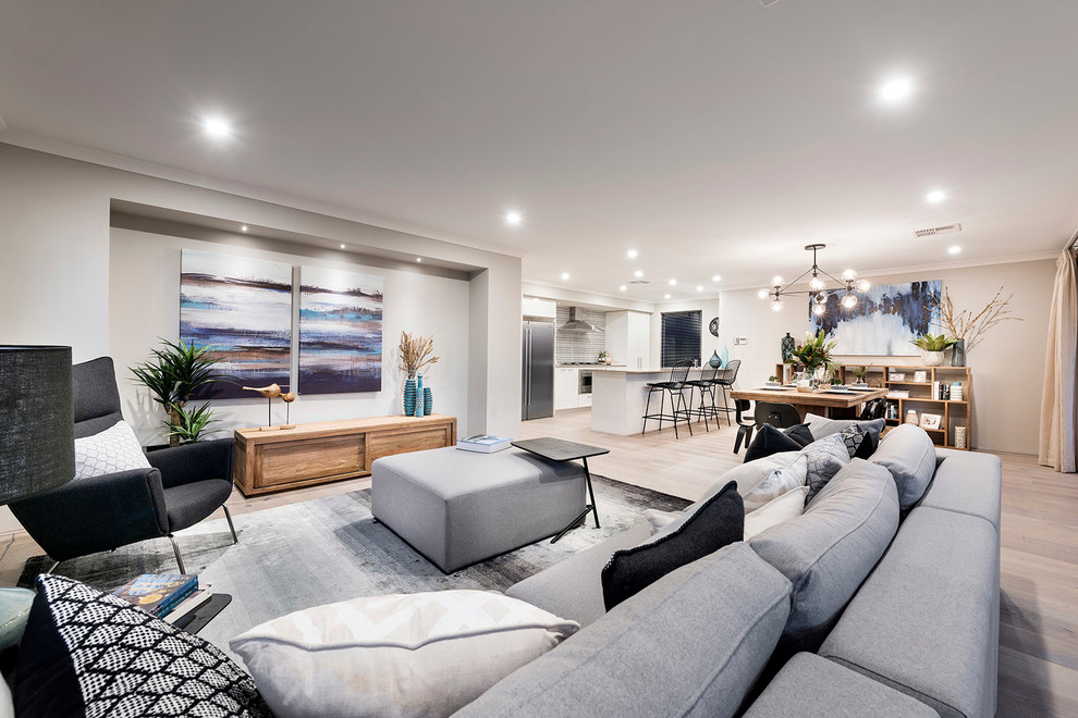 Mittelgroßes, Offenes Modernes Wohnzimmer mit weißer Wandfarbe und hellem Holzboden in Perth