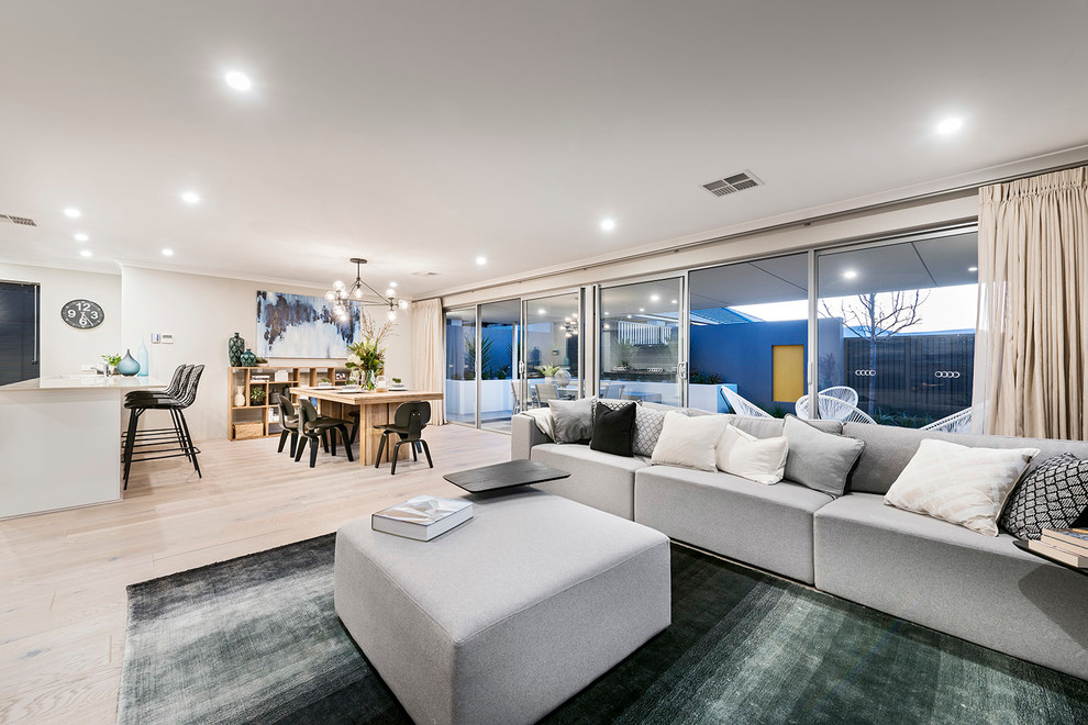 Mittelgroßes, Offenes Modernes Wohnzimmer mit weißer Wandfarbe und hellem Holzboden in Perth