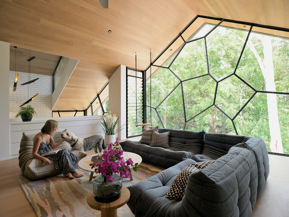 Foto di un soggiorno design stile loft con parquet chiaro, pareti bianche e pavimento beige