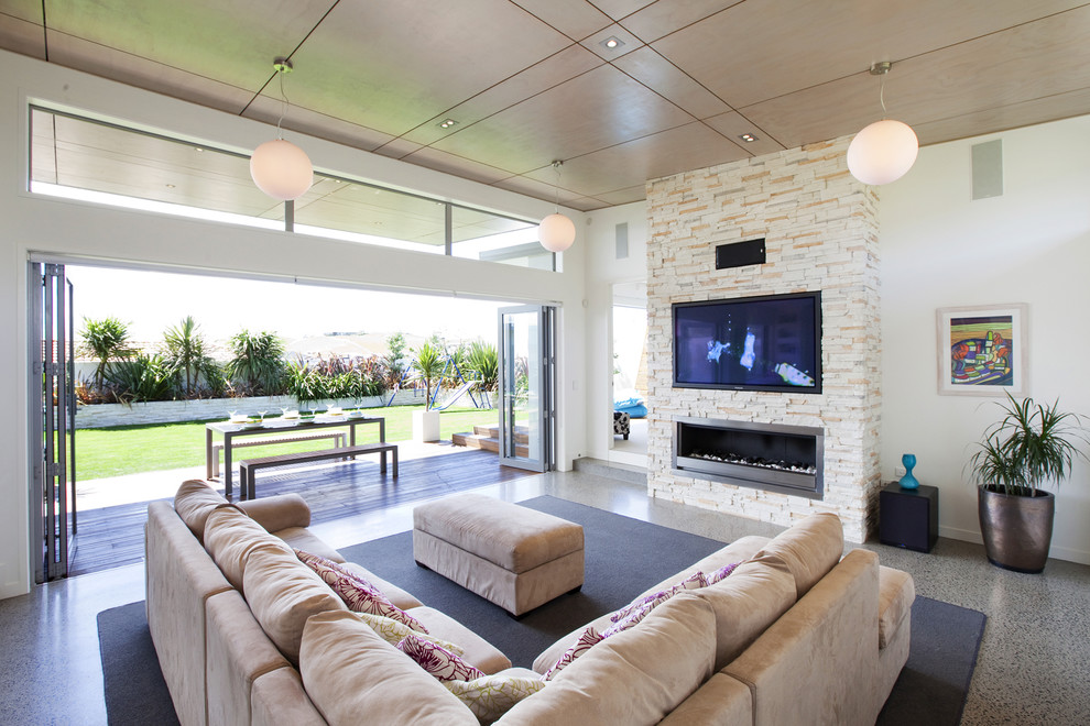 Свежая идея для дизайна: гостиная комната в стиле модернизм с горизонтальным камином и ковром на полу - отличное фото интерьера