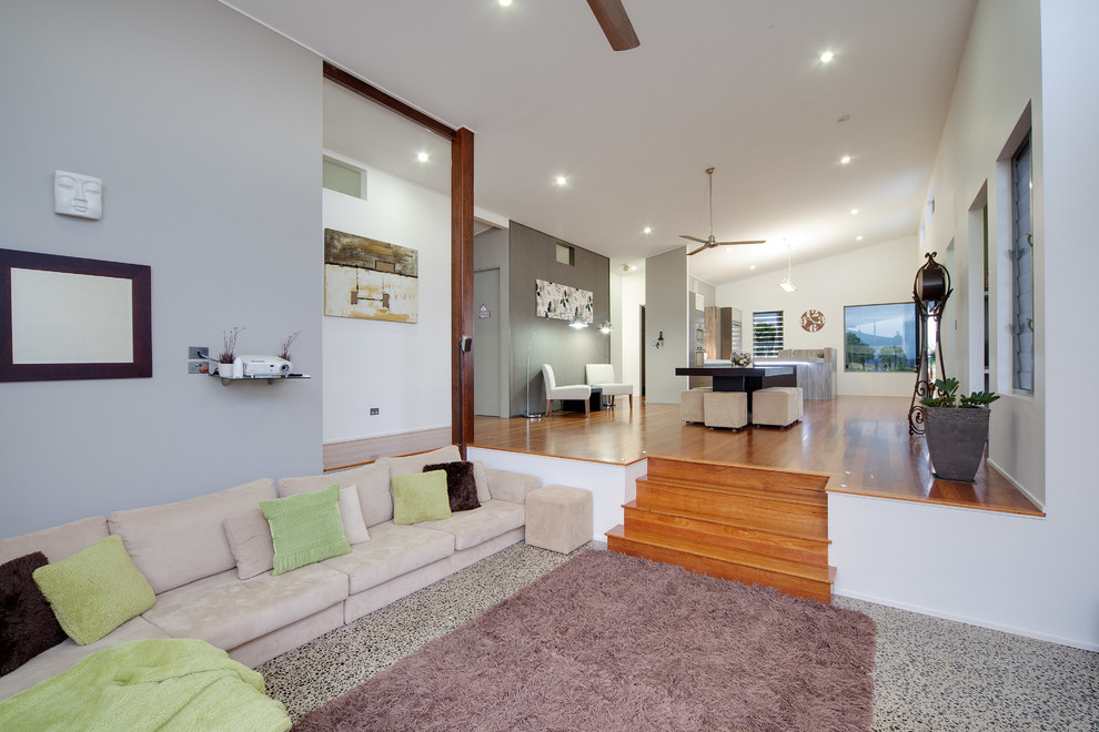 Repräsentatives, Offenes, Mittelgroßes Modernes Wohnzimmer mit grauer Wandfarbe in Cairns