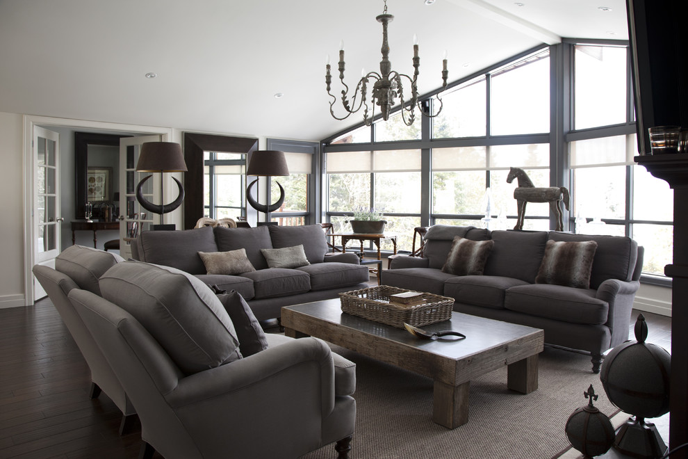 Esempio di un ampio soggiorno contemporaneo aperto con pareti bianche, parquet scuro, TV a parete, pavimento marrone e tappeto