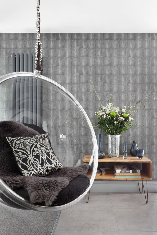 Idee per un grande soggiorno minimalista aperto con pareti grigie e pavimento con piastrelle in ceramica