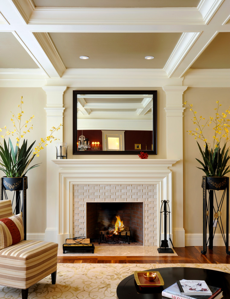 Inspiration pour un salon traditionnel avec un mur beige, une cheminée standard et un manteau de cheminée en carrelage.