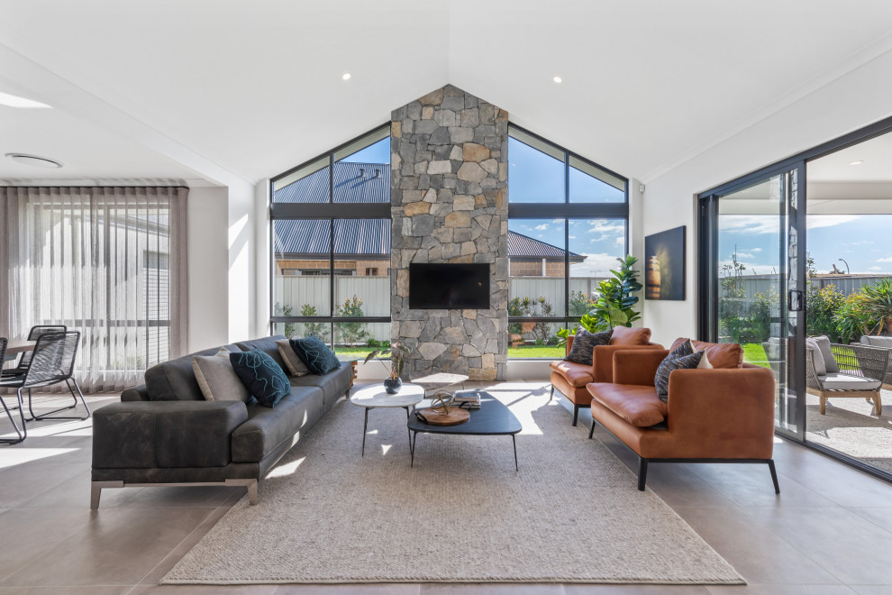 Offenes Modernes Wohnzimmer mit weißer Wandfarbe, TV-Wand, grauem Boden und Steinwänden in Perth