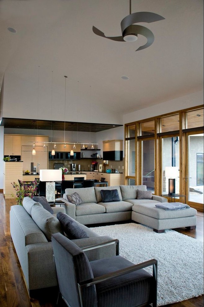 Großes, Offenes Modernes Wohnzimmer mit weißer Wandfarbe, dunklem Holzboden und braunem Boden in Denver