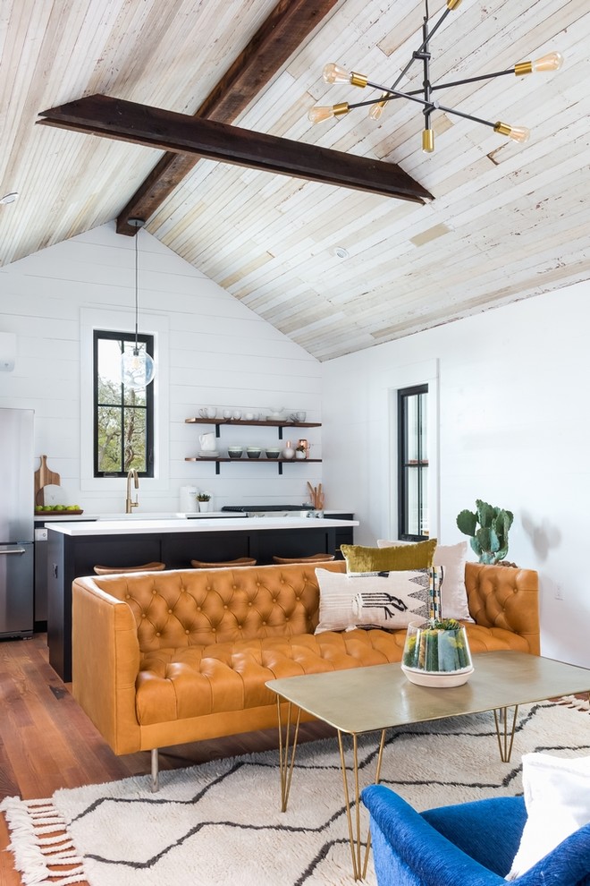 Foto de salón abierto de estilo de casa de campo sin chimenea con paredes blancas, suelo de madera en tonos medios y alfombra