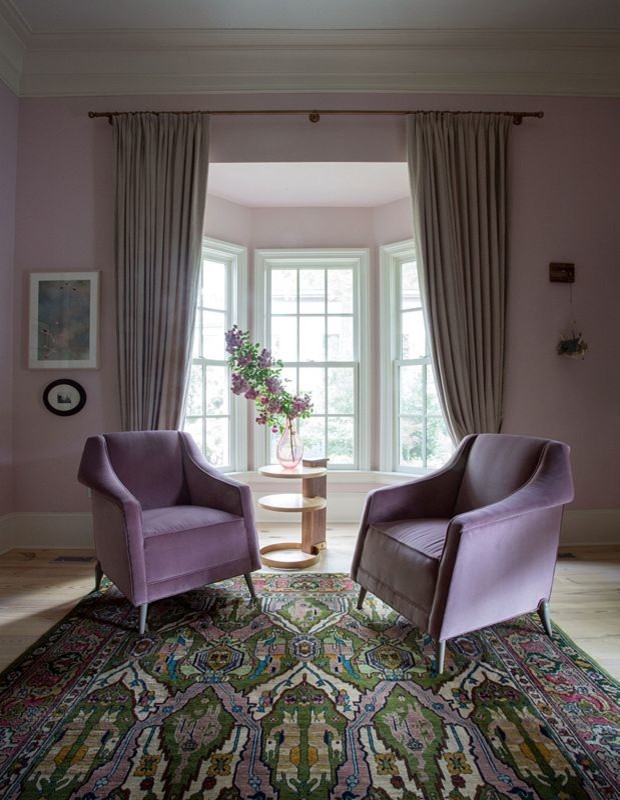 Cette photo montre un salon chic de taille moyenne et ouvert avec une salle de réception, un mur violet et parquet clair.
