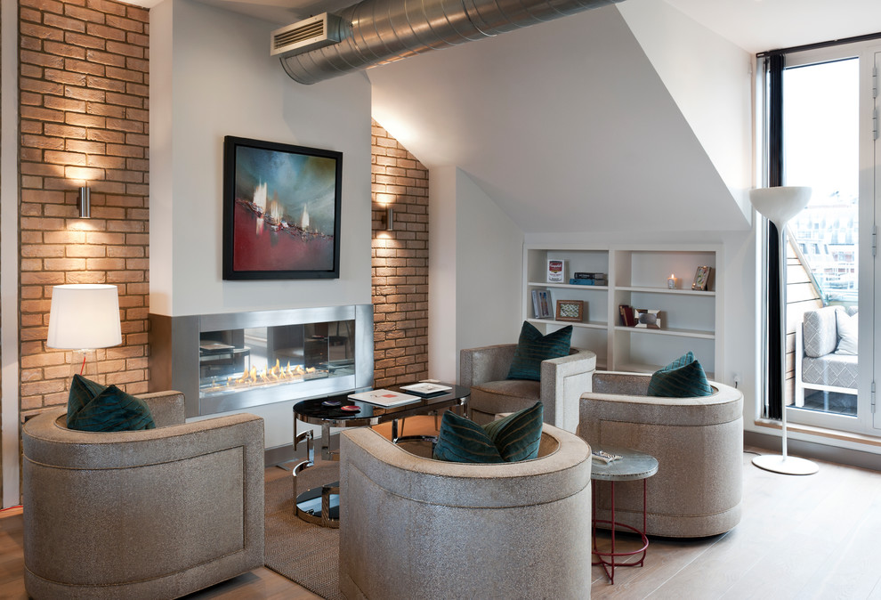 Modernes Wohnzimmer mit weißer Wandfarbe, hellem Holzboden, Gaskamin, Kaminumrandung aus Metall und beigem Boden in London