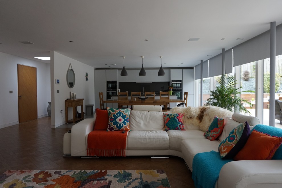 Свежая идея для дизайна: большая открытая гостиная комната в современном стиле с белыми стенами и коричневым полом - отличное фото интерьера