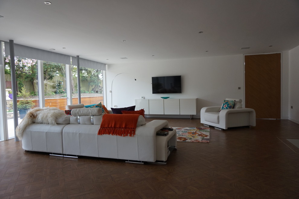 Großes, Offenes Modernes Wohnzimmer mit weißer Wandfarbe, Linoleum, Hängekamin, Kaminumrandung aus Metall, braunem Boden und TV-Wand in Sonstige