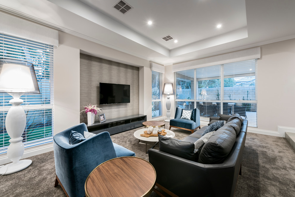 Источник вдохновения для домашнего уюта: гостиная комната в современном стиле с серыми стенами, ковровым покрытием, телевизором на стене и акцентной стеной