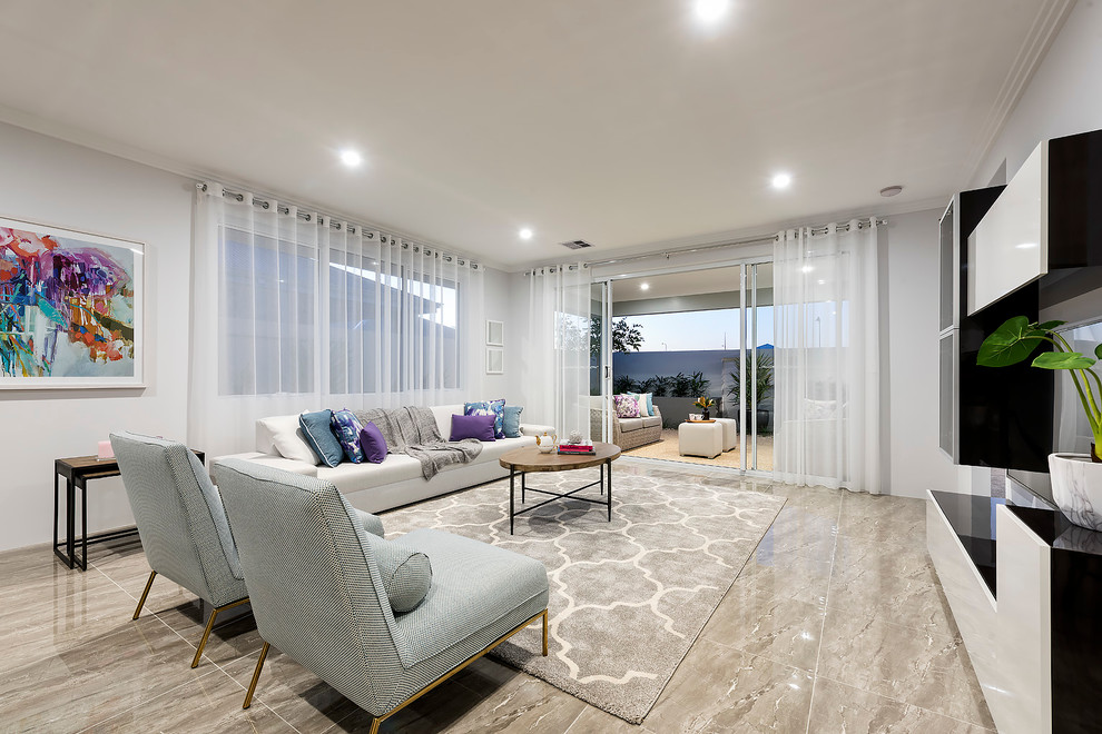 Mittelgroßes, Offenes Modernes Wohnzimmer mit weißer Wandfarbe, Porzellan-Bodenfliesen und TV-Wand in Perth