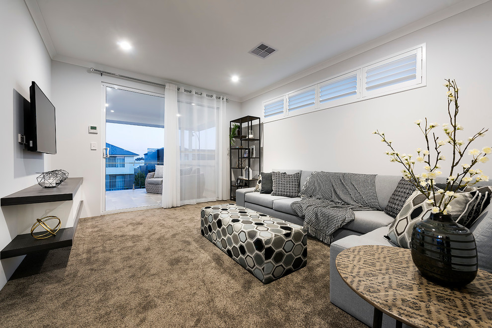 Mittelgroßes, Abgetrenntes Modernes Wohnzimmer mit weißer Wandfarbe, Teppichboden und TV-Wand in Perth