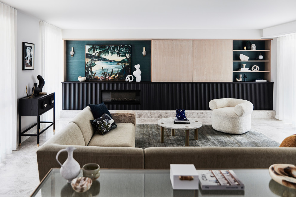 Modern inredning av ett vardagsrum, med vita väggar, en bred öppen spis, en dold TV och grått golv