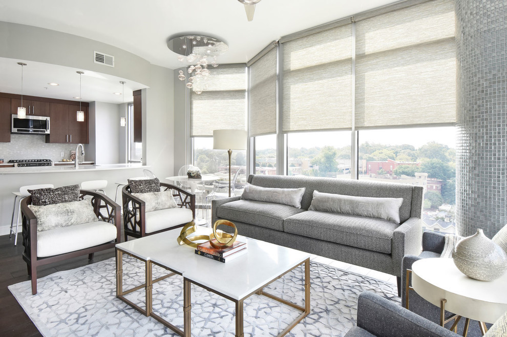 Immagine di un grande soggiorno minimalista aperto con sala formale, pareti grigie, pavimento in legno verniciato, nessun camino e TV a parete