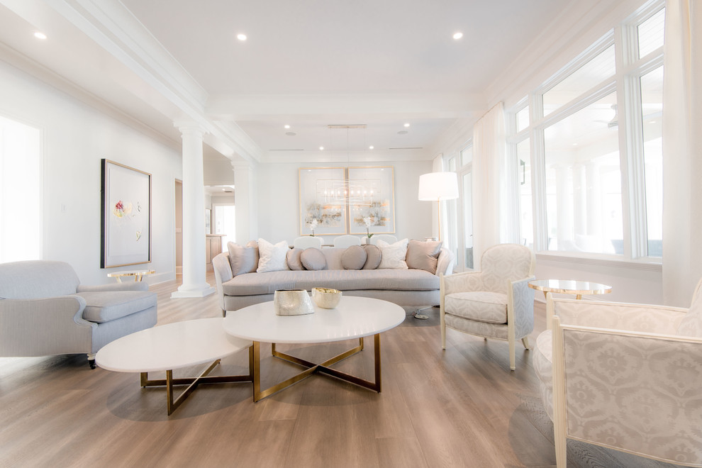 Aménagement d'un grand salon classique ouvert avec parquet clair, un sol gris, une salle de réception et un mur blanc.