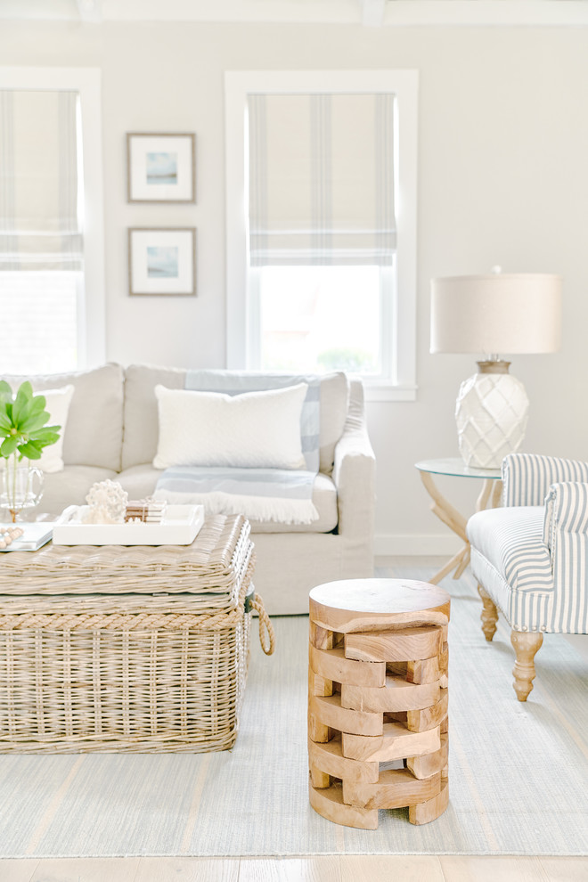 Foto di un piccolo soggiorno stile marinaro aperto con pareti beige, parquet chiaro e pavimento beige