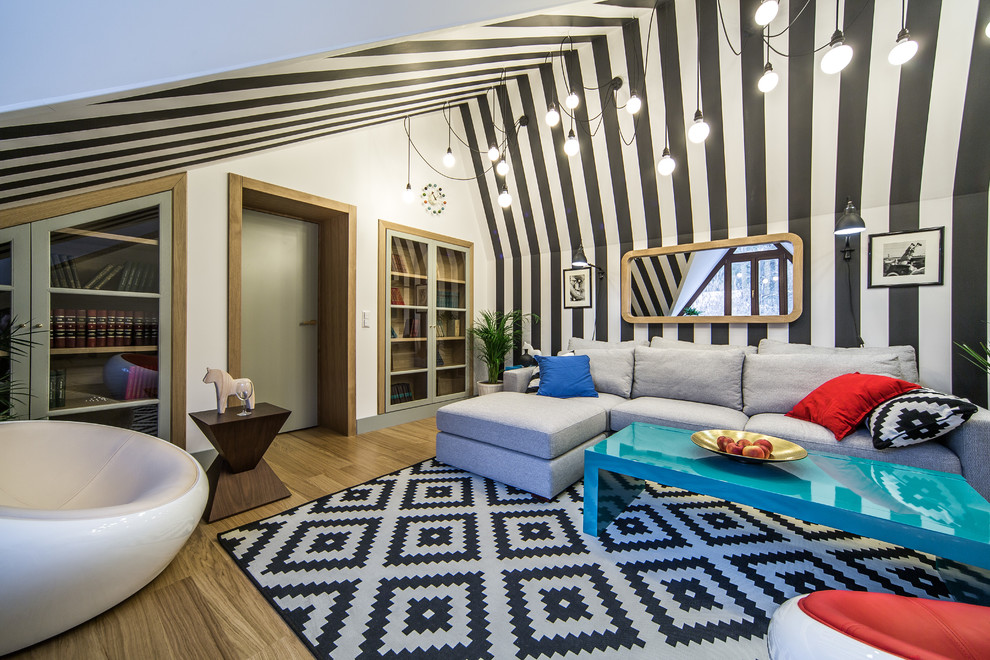Источник вдохновения для домашнего уюта: открытая гостиная комната среднего размера в современном стиле с разноцветными стенами и светлым паркетным полом без телевизора