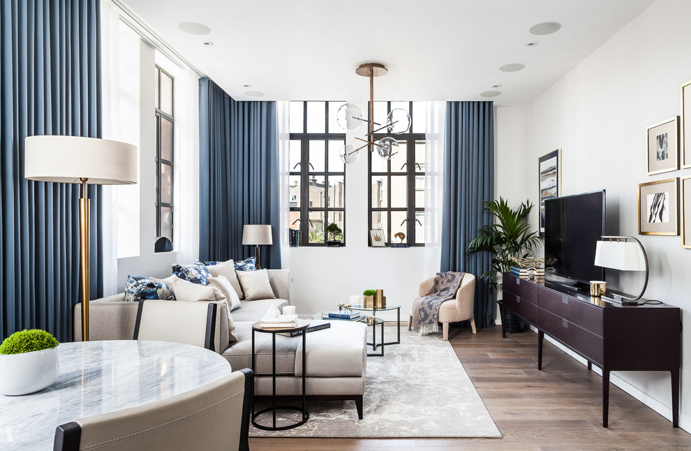 Mittelgroßes, Repräsentatives, Offenes Modernes Wohnzimmer mit weißer Wandfarbe, hellem Holzboden und freistehendem TV in London
