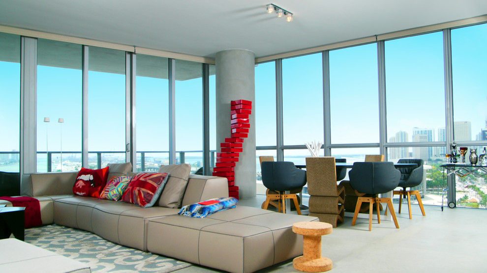 Modernes Wohnzimmer mit Betonboden in Miami