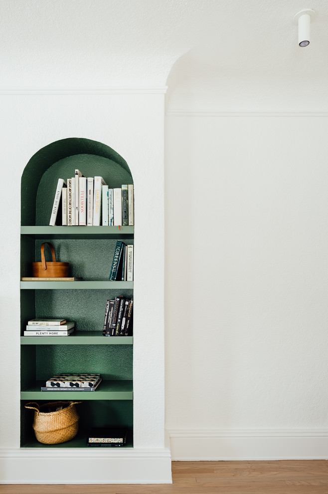 Idee per un soggiorno scandinavo di medie dimensioni e aperto con libreria, pareti bianche e parquet chiaro