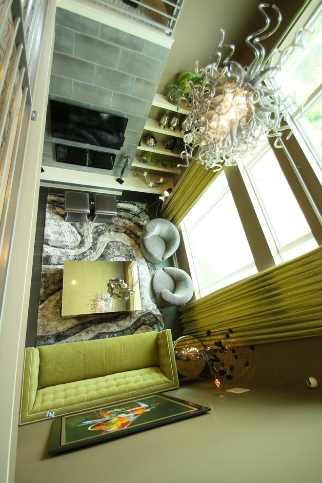 На фото: гостиная комната в современном стиле с бежевыми стенами, полом из керамогранита, фасадом камина из металла и телевизором на стене с