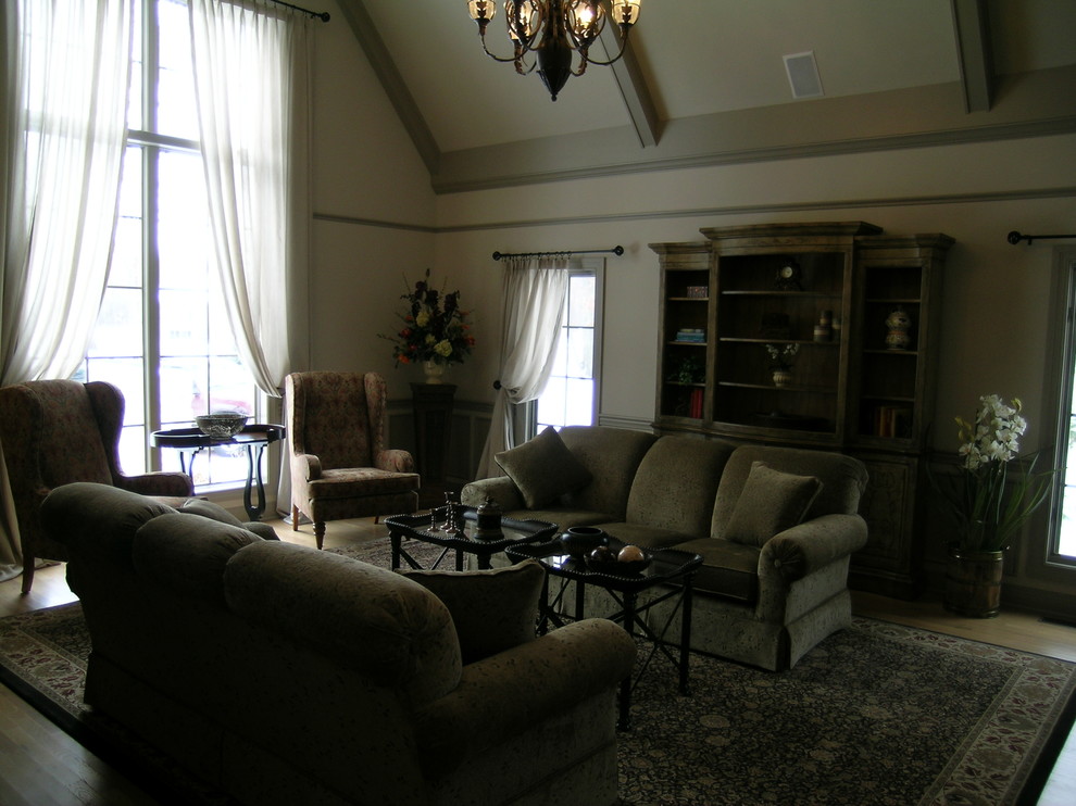 Foto de salón para visitas abierto tradicional de tamaño medio sin televisor con paredes beige, suelo de madera clara y suelo beige